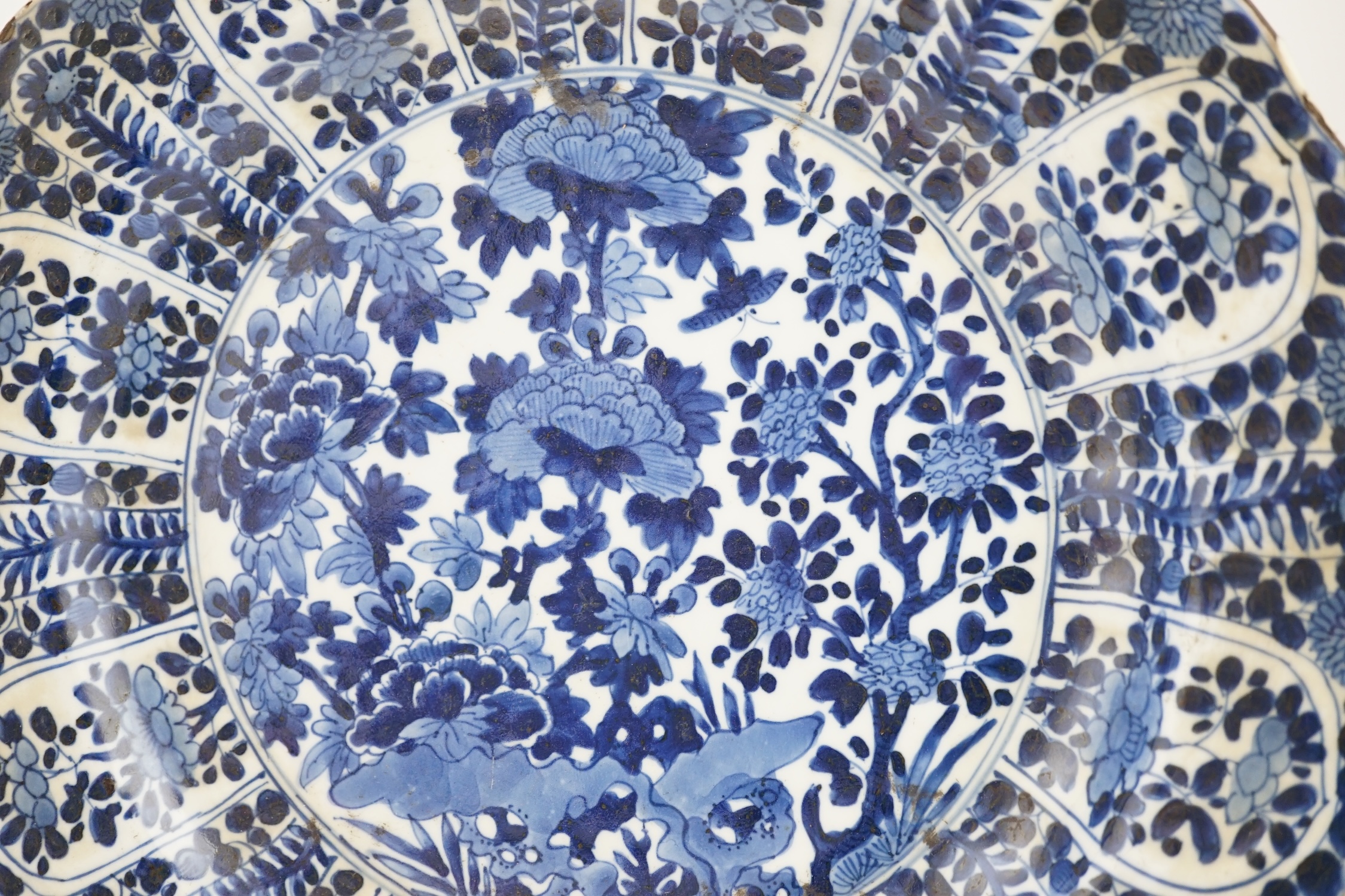 A pair of Chinese blue and white chargers, Kangxi period (1662-1722)